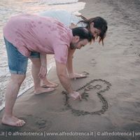 Noi due scrivendo la nostra data sulla sabbia