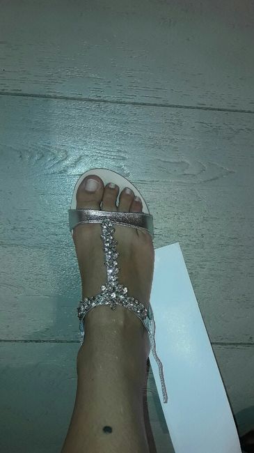Trovate le scarpe per il cambio sotto l'abito - 1