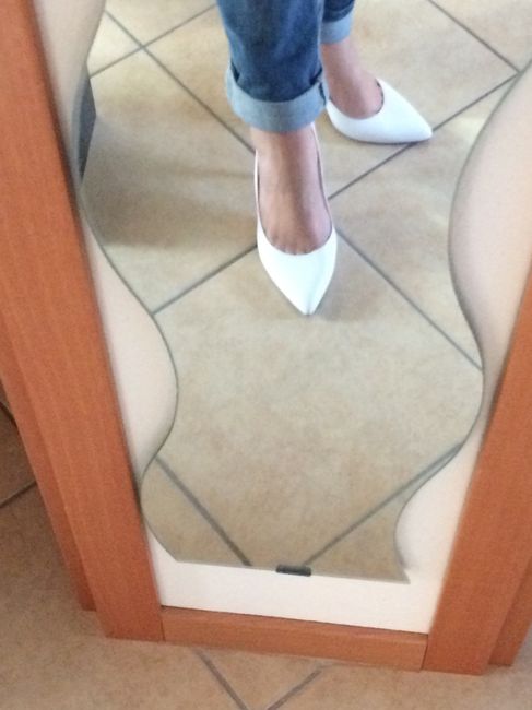 Mi fate vedere le vostre scarpe? - 1