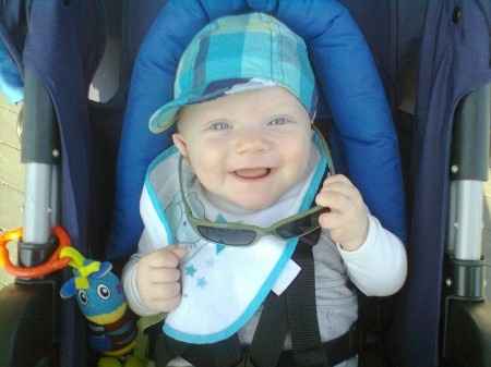 il suo primo paio di occhiali :D