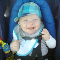 il suo primo paio di occhiali :D