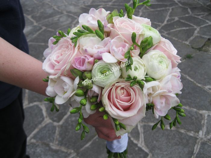 bouquet ranuncoli rose e fresie