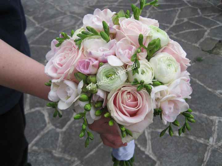 bouquet ranuncoli rose e fresie