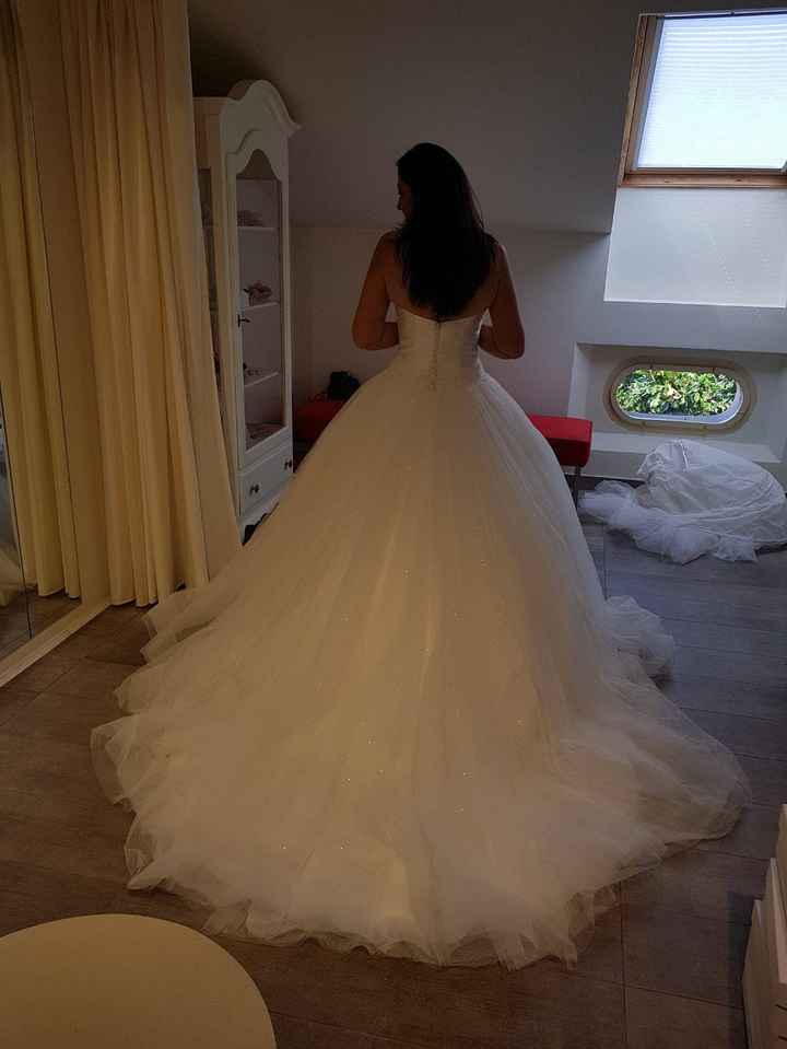 Il  mio abito!!!!!!!!! Sto dimagrendo !!!! Non mi ricordavo che la coda fosse cosi lunga!