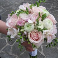 bouquet ranuncoli rose e fresie