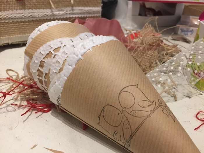 Coni porta riso e petali 