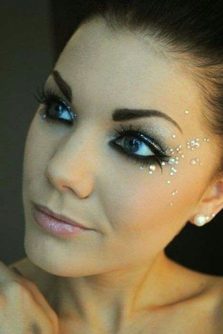 Trucco occhi con strass... - 1