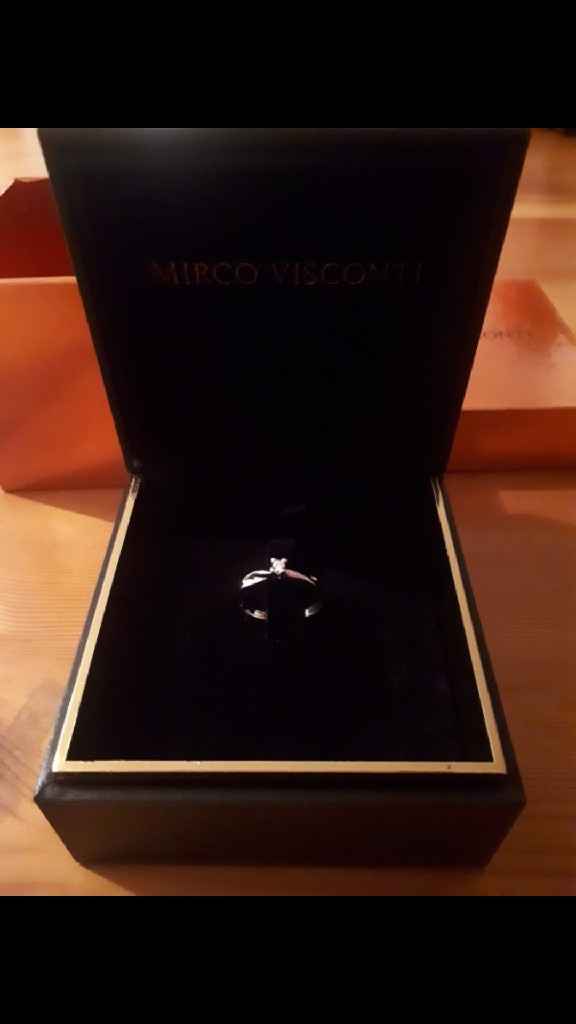 E ora mostraci una foto del tuo anello di fidanzamento! - 1
