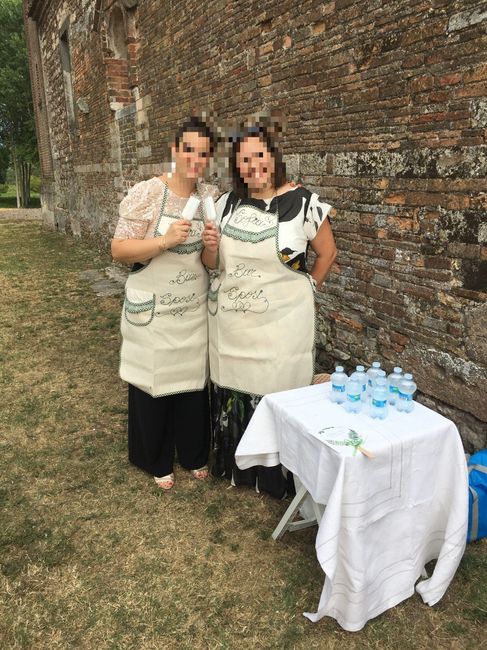 Bottigliette acqua fuori dalla chiesa 1