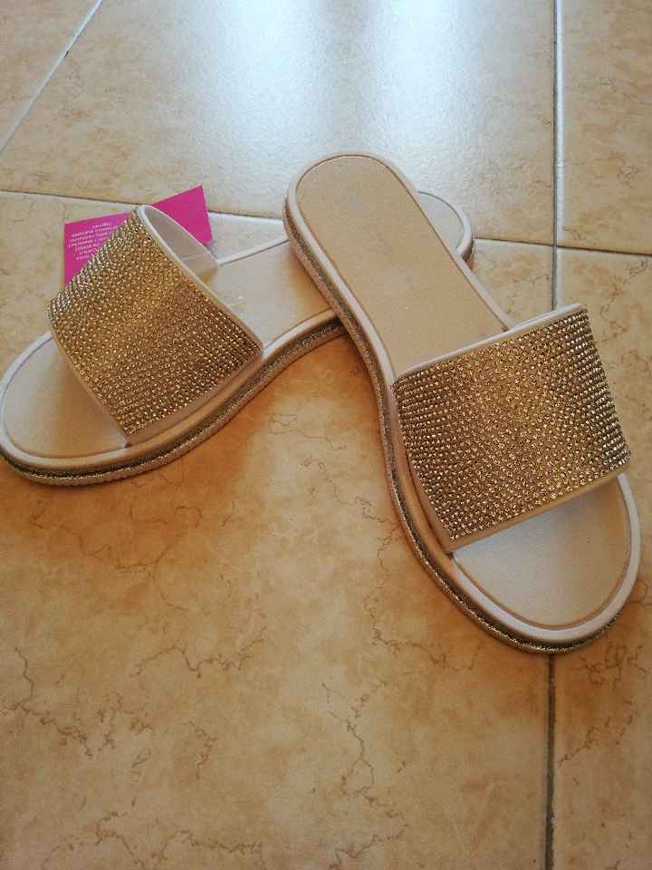 Mi fate vedere le ciabatte che indosserete a casa? - 1