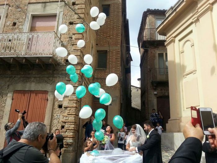 Chi ha usato i palloncini fuori dalla chiesa?? - 2