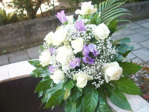 Rose bianche + lisianthus lilas