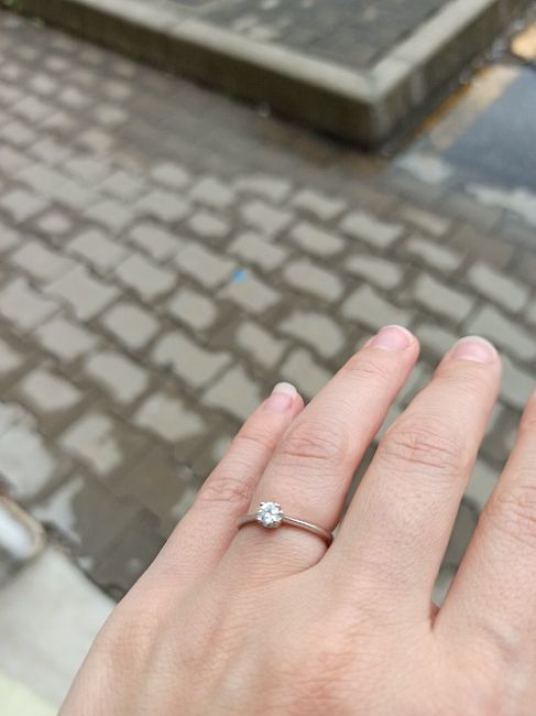 E ora mostraci una foto del tuo anello di fidanzamento! - 1