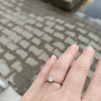 E ora mostraci una foto del tuo anello di fidanzamento! - 1