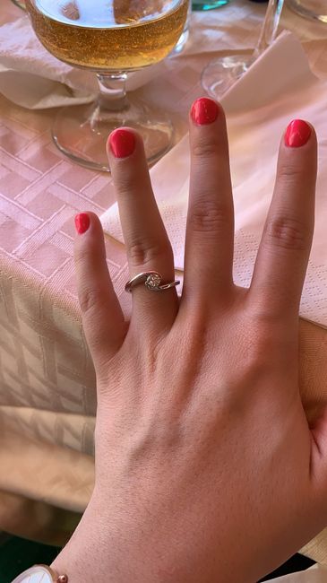 E ora mostraci una foto del tuo anello di fidanzamento! - 1