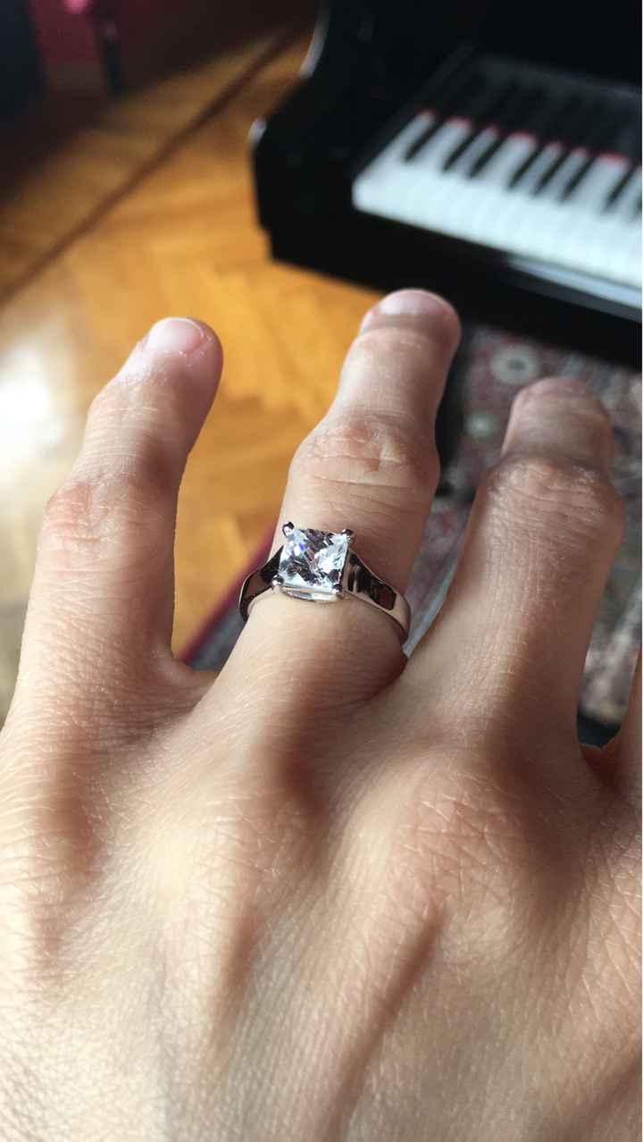 E ora mostraci una foto del tuo anello di fidanzamento! - 1