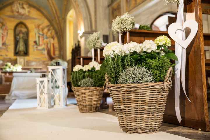 Idee addobbi esterno chiesa senza fiori - 5