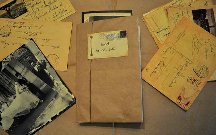 Mi fate vedere il vostro portafedi - 1