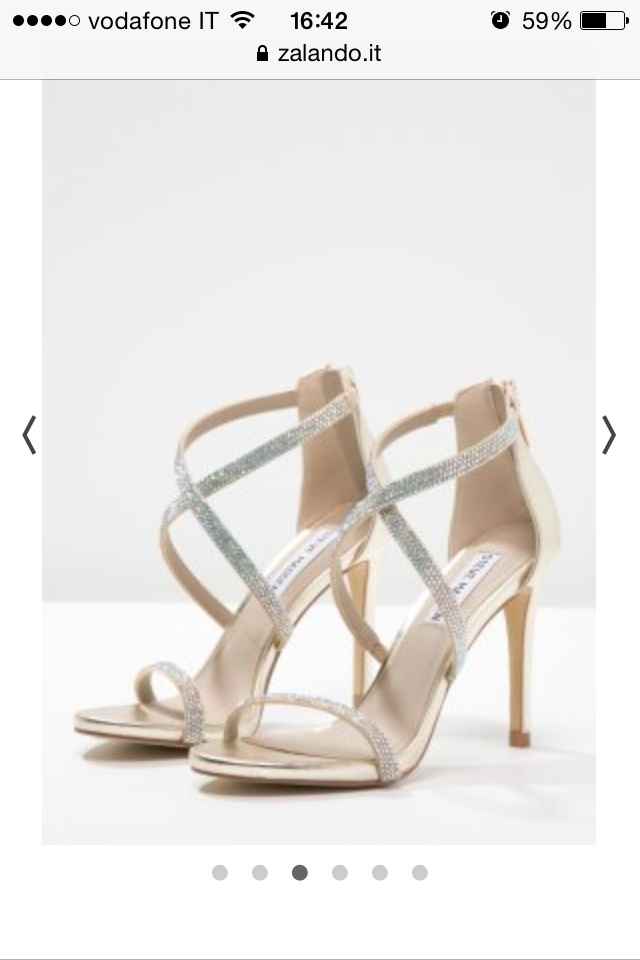 Mi fate vedere le vostre scarpe? - 1