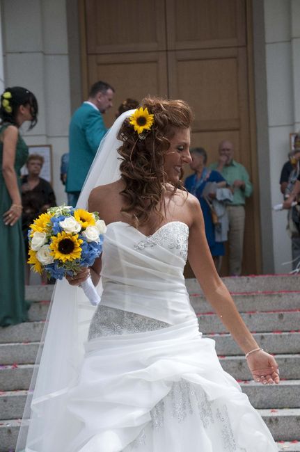 Acconciatura con fiori tra i capelli - 1