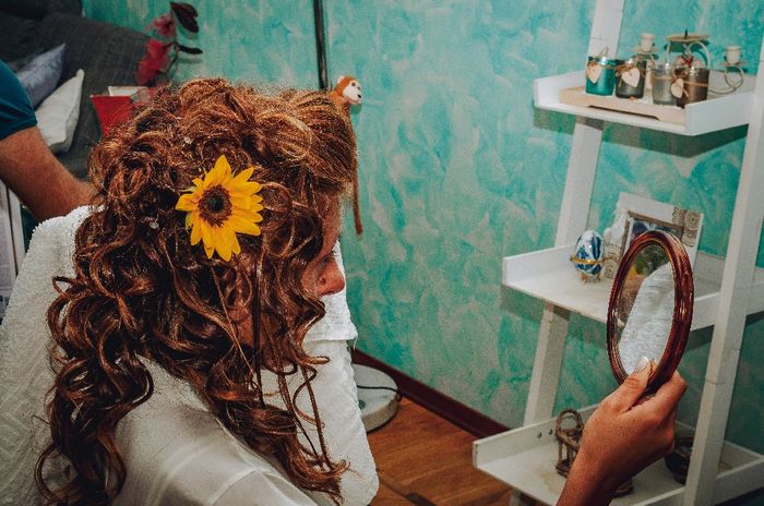 Acconciatura con fiori tra i capelli - 5