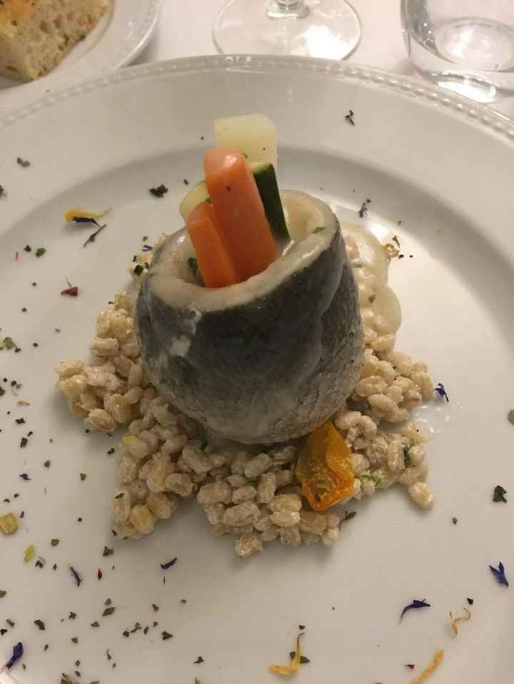 Bauletto di spigola con batonnets di verdure di stagione al timo con pachino affumicato e orzotto ma