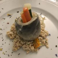 Bauletto di spigola con batonnets di verdure di stagione al timo con pachino affumicato e orzotto ma