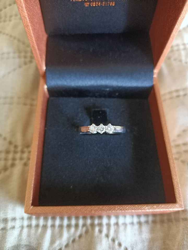 E ora mostraci una foto del tuo anello di fidanzamento! - 1