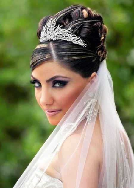 diadema e capelli raccolti