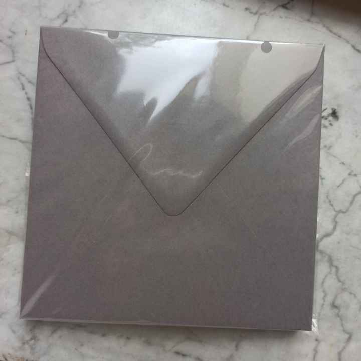 Mi aiutate a capire che colore di biro devo usare per scrivere le buste delle partecipazioni? - 1