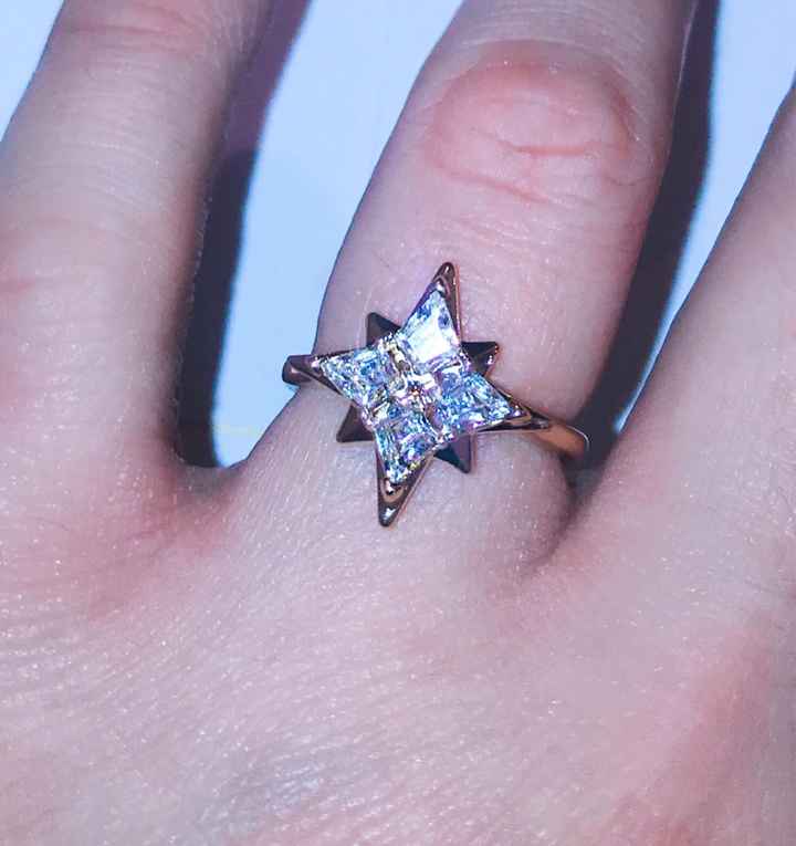 E ora mostraci una foto del tuo anello di fidanzamento! - 1