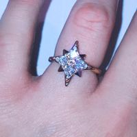 E ora mostraci una foto del tuo anello di fidanzamento! - 1