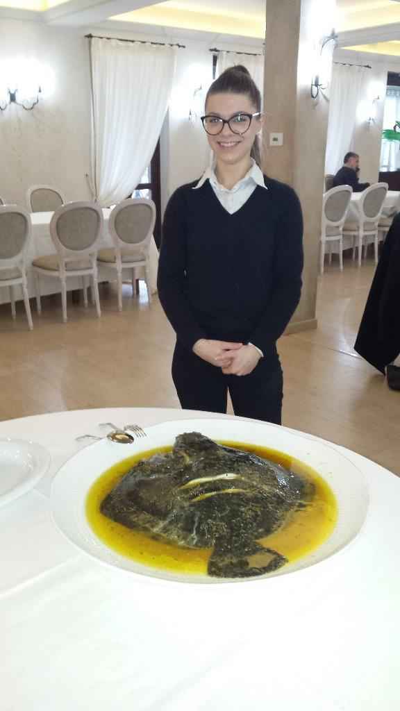 Evelina che ci serve un pesciolino all'assaggio del menù :P