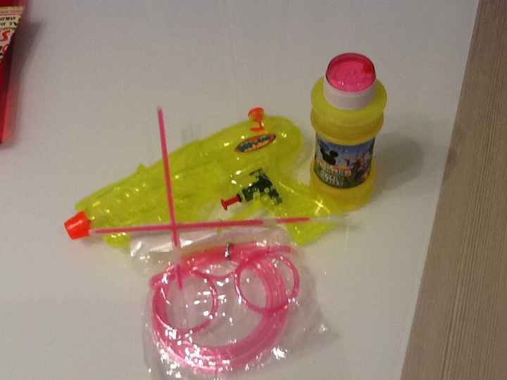 Contenuto bag bimbi( bolle sapone, pistola acqua, occhialini per bere, starlights braccialetti)