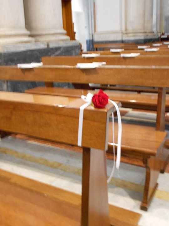 sui banchi della chiesa