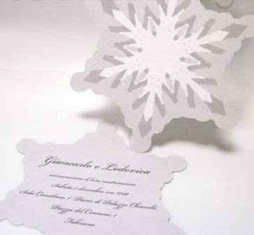 b) fiocco di neve bianco