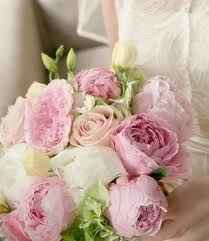 Favoloso bouquet di peonie rosa e rose