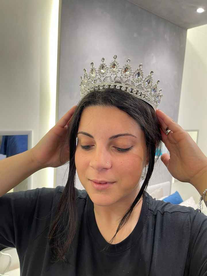Ragazze siate clementi, mi sono follemente innamorata di questa corona, premetto che il mio abito è 