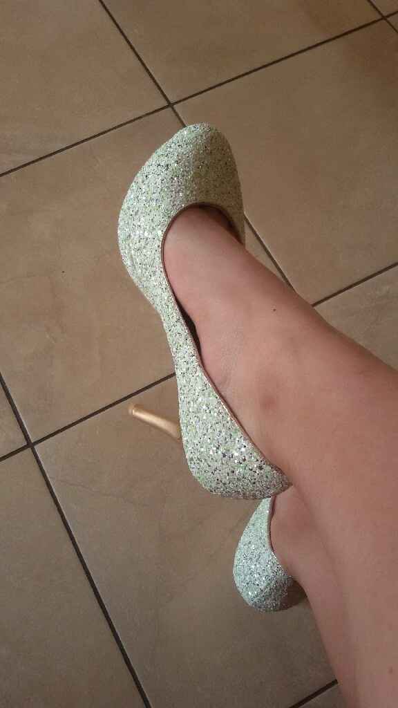 Mi fate vedere le vostre scarpe? - 1