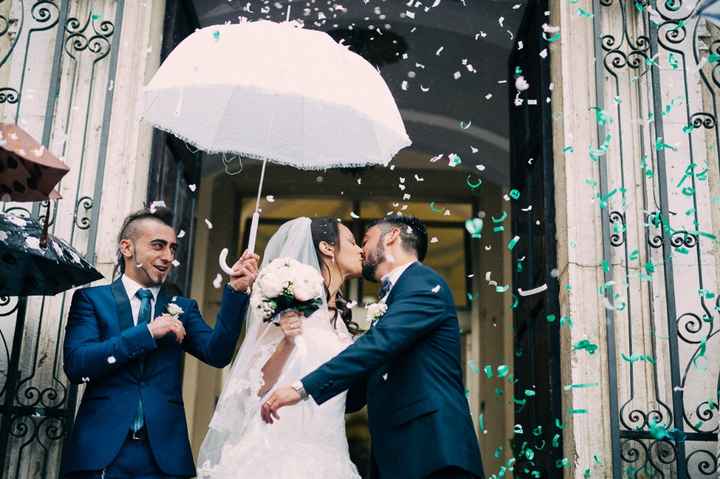 baci e coriandoli sotto la pioggia