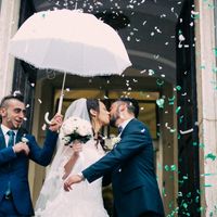 baci e coriandoli sotto la pioggia