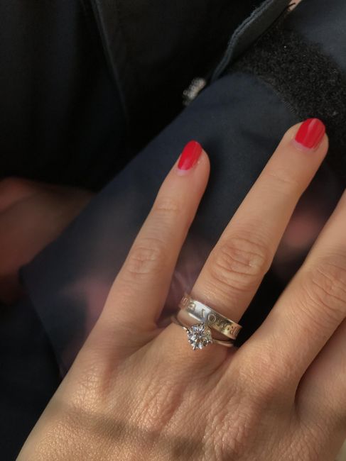 E ora mostraci una foto del tuo anello di fidanzamento! - 1