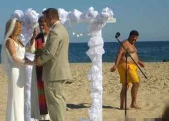 Meno male che almeno questa non è una spiaggia nudista 