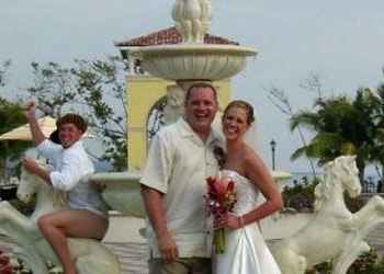 Anche qui qualcuno “si sta divertendo” (in maniera del tutto simile alla foto precedente) alle spall