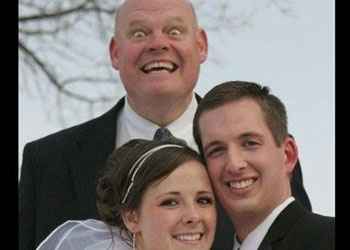 Il papà della sposa è visibilmente ubriaco… ehm, felice della scelta della figlia 