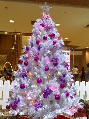 albero-di-natale-bianco-con-decorazioni-viola