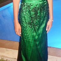 Fronte: Vestito di pizzo nero con richiamo di verde 