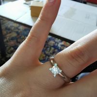 E ora mostraci una foto del tuo anello di fidanzamento! - 1