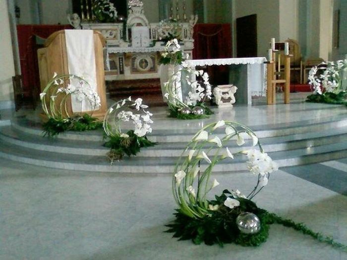 Composizione con calle bianche, ramo di orchidea bianca e gerbere gialle sulla base