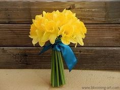 Bouquet di narcisi con nastro blu navy